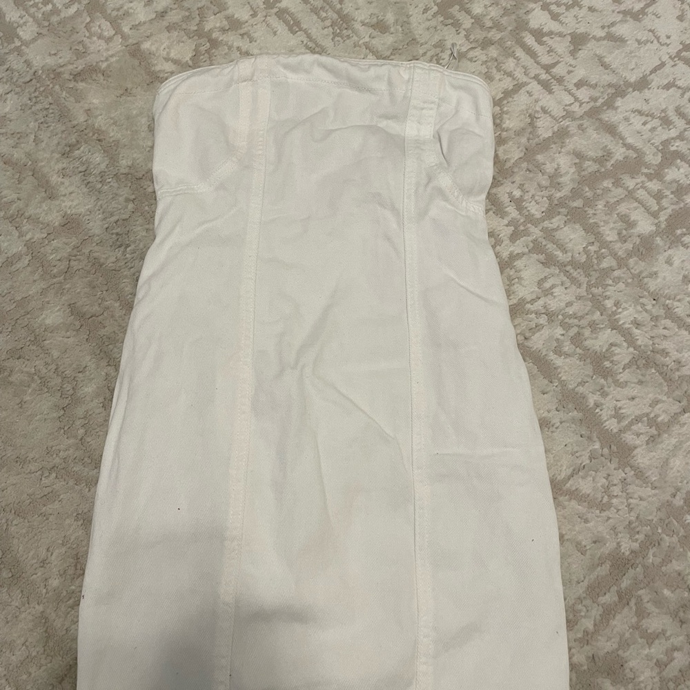 Elegant White Strapless Dress